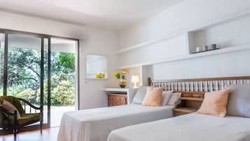 5 slaapkamers, een bureau, een strijkplank/strijkijzer, reisbedje