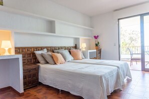 5 bedrooms, desk, iron/ironing board, travel cot