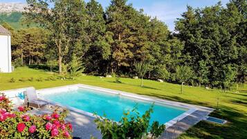 Una piscina al aire libre