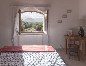 5 Schlafzimmer, Schreibtisch, Bügeleisen/Bügelbrett, Reisekinderbett