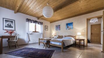 5 habitaciones, escritorio y tabla de planchar con plancha