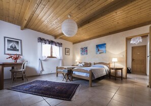 5 quartos, escrivaninha, ferros/tábuas de passar roupa, berço de viagem