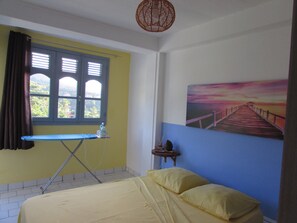 1 dormitori, planxa i posts de planxar, wifi i roba de llit 