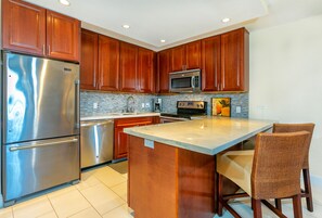 Réfrigérateur, four à micro-ondes, un four, surface de cuisson