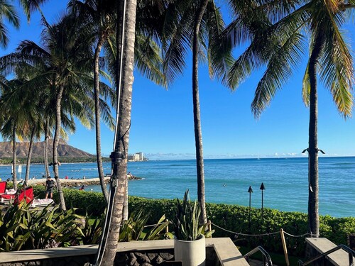 Waikiki Banyan - Ocean View, Free Parking, Beach Gear plus lots of extras!