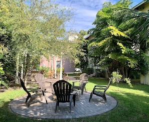 Un espace extérieur aménagé avec des meubles de jardin et une pelouse.