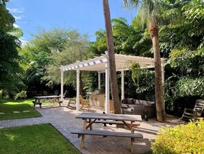 Outdoor dining - Grey Mist - Recharge in a Stylish Home Near Downtown (West Palm Beach)