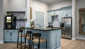 Kjøleskap, mikrobølgeovn, ovn og kokeplater