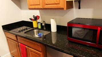 Refrigerador, microondas, parrilla de estufa y cafetera y tetera