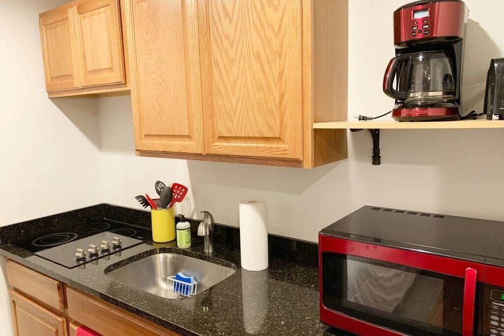Coffee/tea maker, fridge, microwave, stovetop