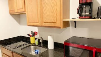 Coffee/tea maker, fridge, microwave, stovetop
