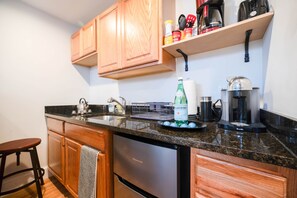 Fridge, microwave, stovetop, coffee/tea maker - North End Gem ★ Prime Location + Parking Included (Boston)