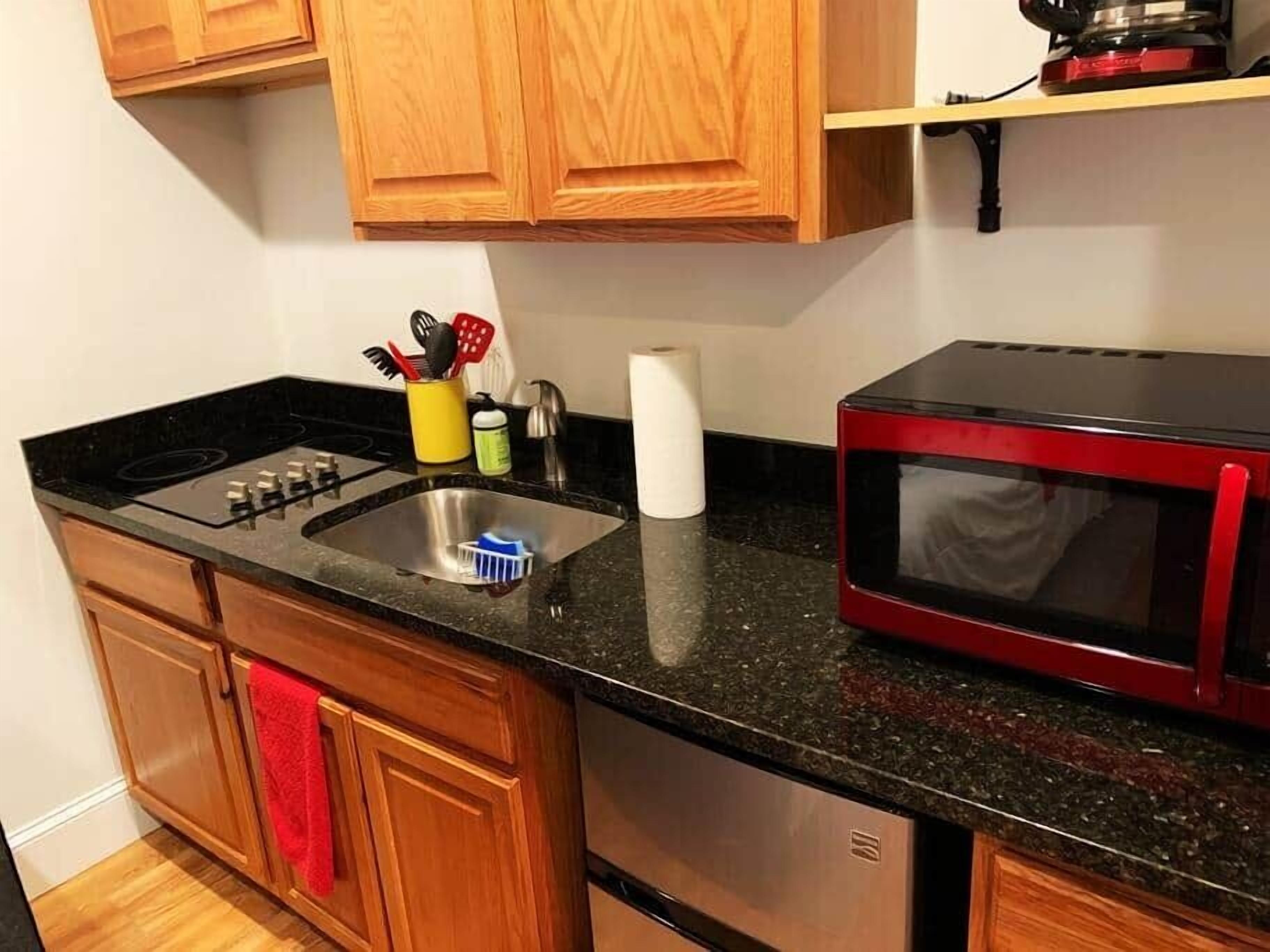 Een koffiezetapparaat/waterkoker, een koelkast, een magnetron