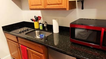 Een koffiezetapparaat/waterkoker, een koelkast, een magnetron