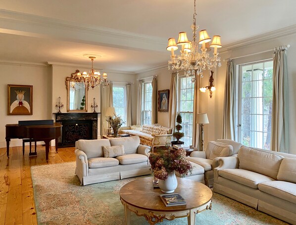 Een smart-tv, een open haard en een printer