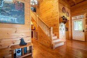 Interior - Lazy Bear Lodge - Mountain Cabin w/Spectacular Views Close to Helen (Sautee Nacoochee)