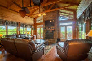 Smart TV, fireplace, DVD player, books - Lazy Bear Lodge - Mountain Cabin w/Spectacular Views Close to Helen (Sautee Nacoochee)