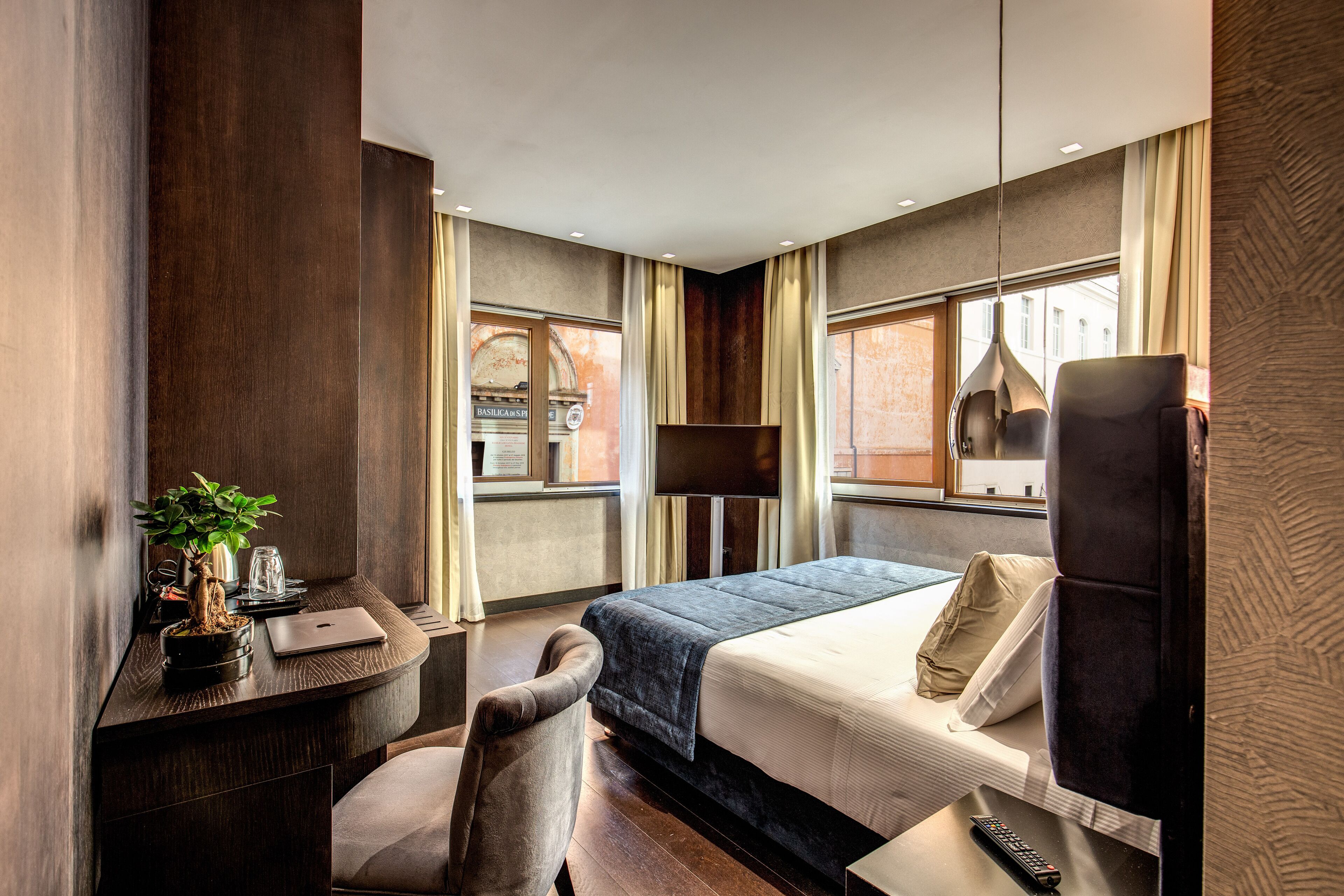 premium bedding, minibar, in-room safe, desk