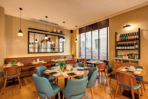 Petit déjeuner continental (22.5 EUR par personne)