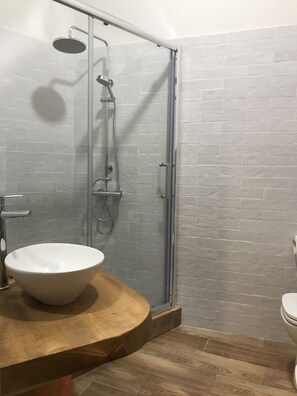 Quadruple Room, City View (Carlo III) | Bathroom | Shower, rainfall showerhead, free toiletries, hair dryer - Terrazza Carlo terzo (Naples)