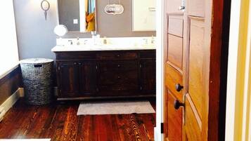 Family House, Multiple Beds, Non Smoking | Bathroom sink