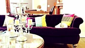 Family House, Multiple Beds, Non Smoking | Living room | Flat-screen TV