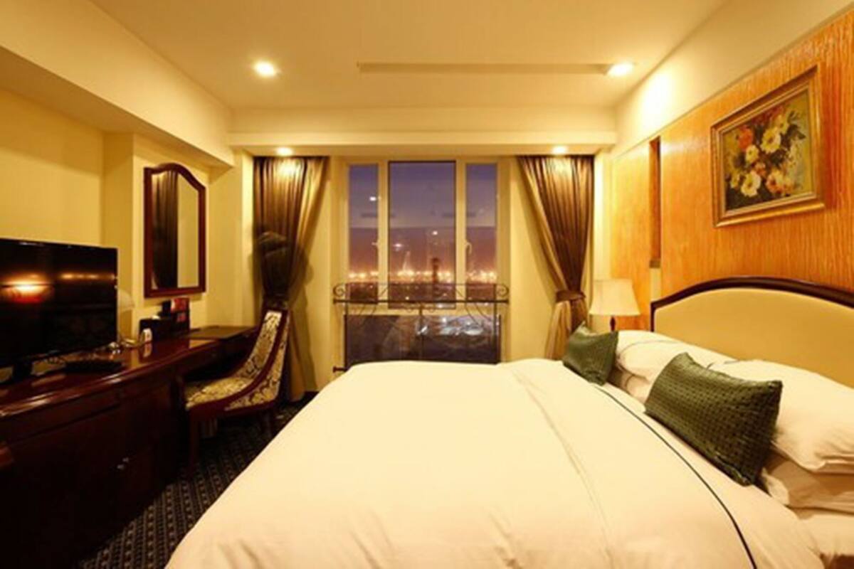 Minibar, in-room safe, desk, blackout curtains