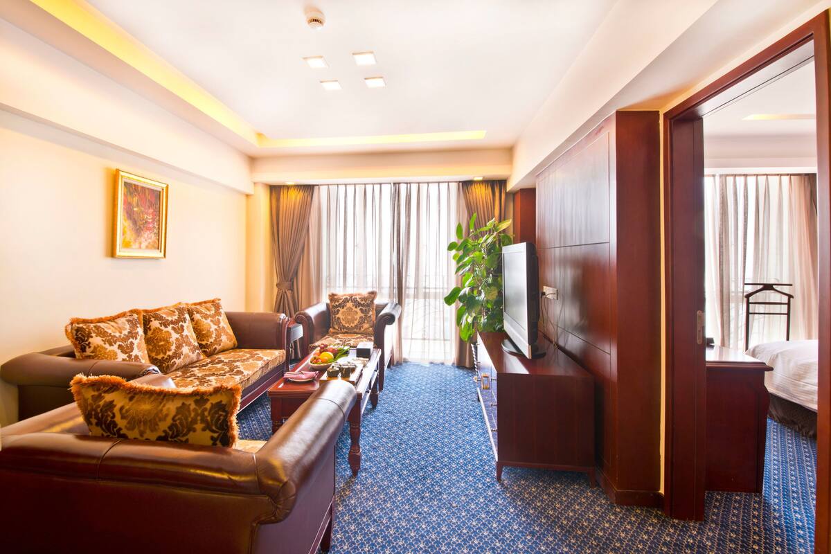 Business Suite | Minibar, in-room safe, desk, blackout curtains