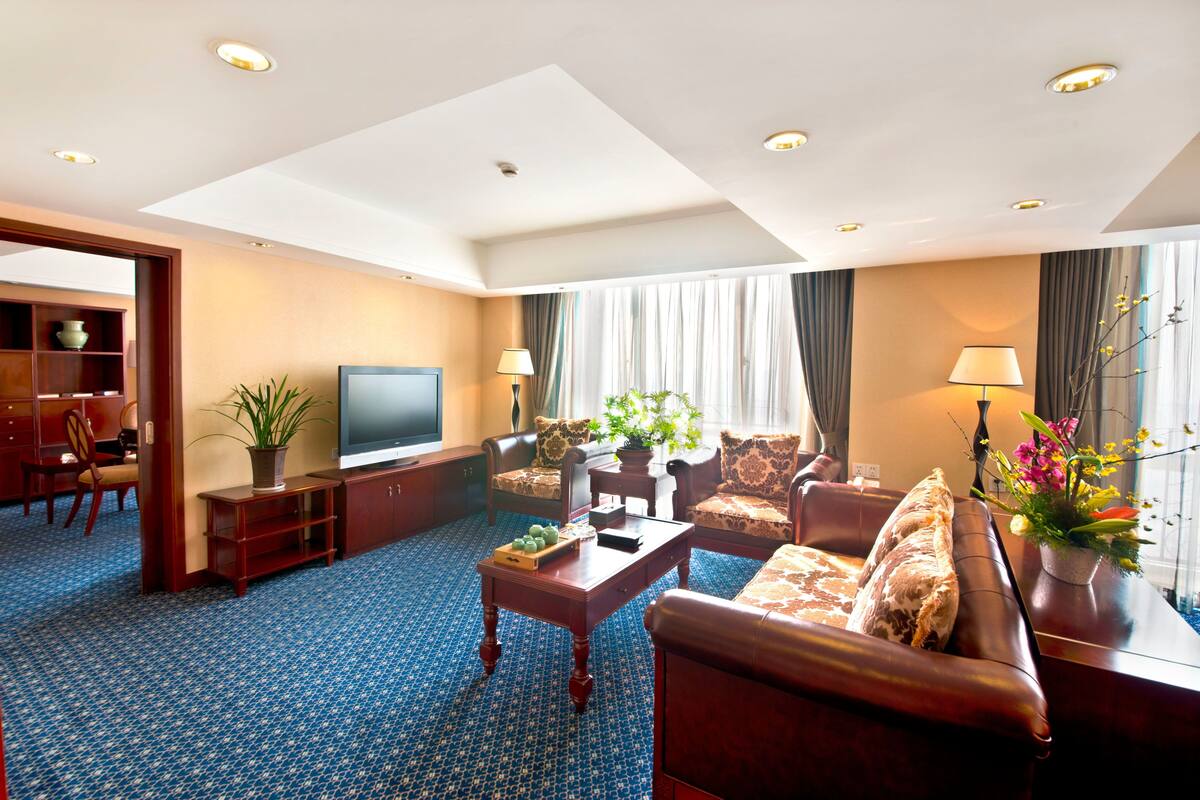 Presidential Suite | Minibar, in-room safe, desk, blackout curtains