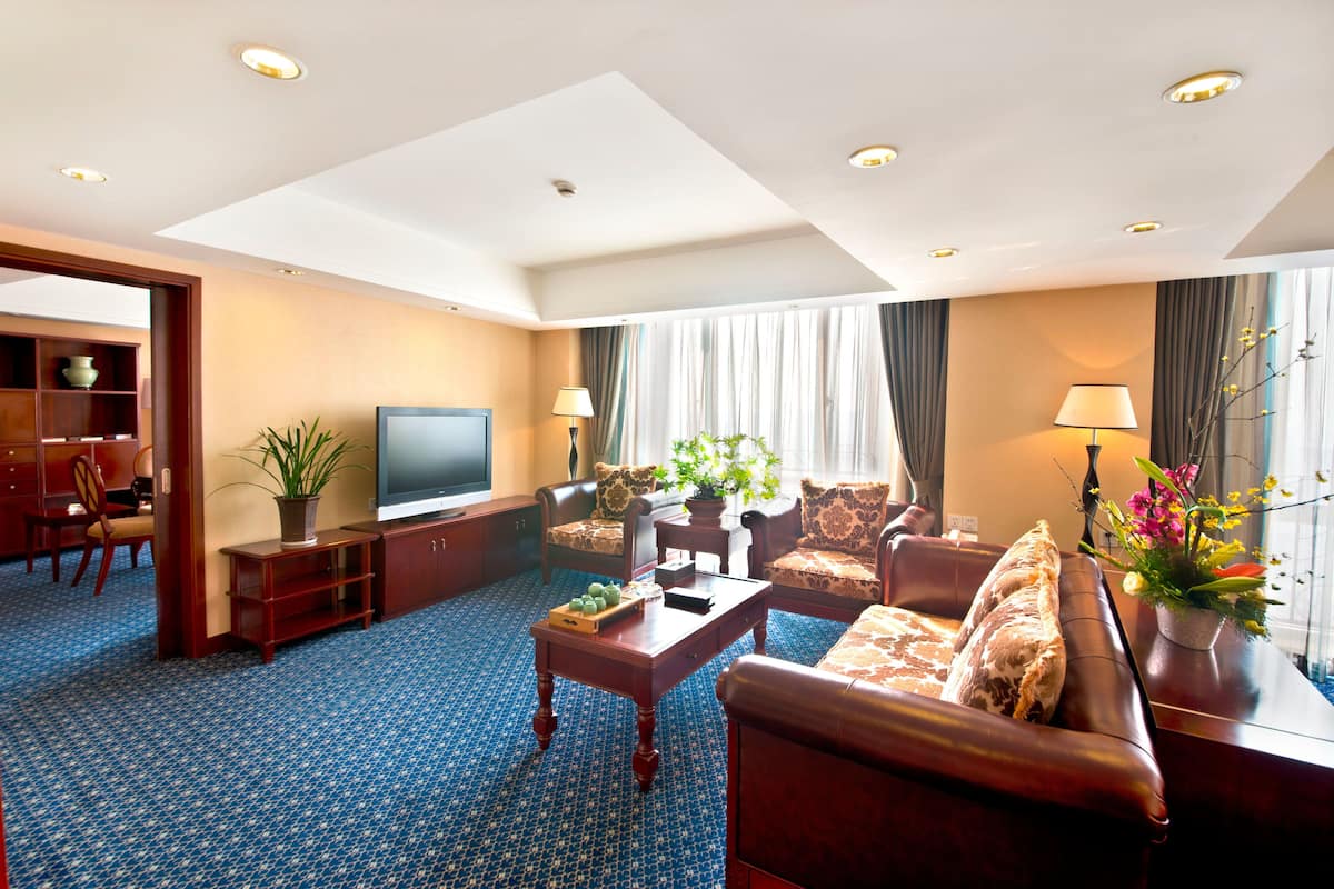 Presidential Suite | Minibar, in-room safe, desk, blackout drapes