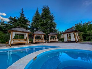 Kolam renang terbuka, dibuka dari pukul 8:00 hingga 22:00, payung kolam 