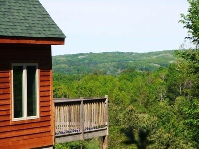 New Secluded Chalet Great Skiing,Golfing,Boating,Relaxing