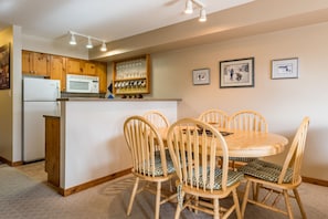 Dining - Affordable fully equipped Creekside condo - gas fireplace, BBQ, pet-friendly! (Silver Star Mountain)