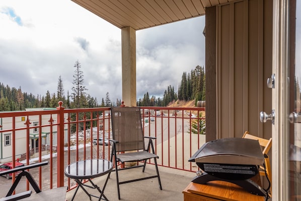 Property grounds - Affordable fully equipped Creekside condo - gas fireplace, BBQ, pet-friendly! (Silver Star Mountain)
