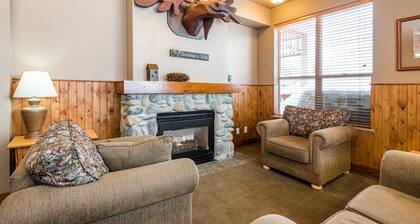 Affordable fully equipped Creekside condo - gas fireplace, BBQ, pet-friendly!