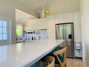 Fridge, microwave, oven, stovetop - 9 The Strand - Waterfront Russell - New Pricing! (Russell)