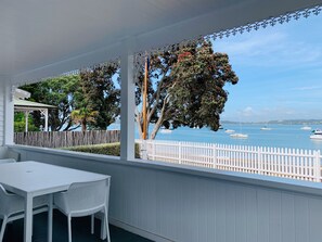 Outdoor dining - 9 The Strand - Waterfront Russell - New Pricing! (Russell)