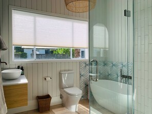 Secadora de cabello, toallas, jabón, papel de baño 