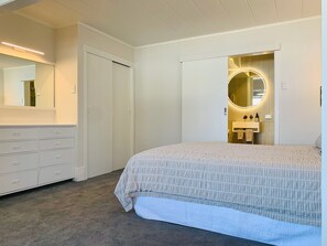 4 bedrooms, iron/ironing board, WiFi, bed sheets - 9 The Strand - Waterfront Russell - New Pricing! (Russell)