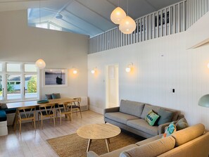 TV, DVD player, stereo - 9 The Strand - Waterfront Russell - New Pricing! (Russell)