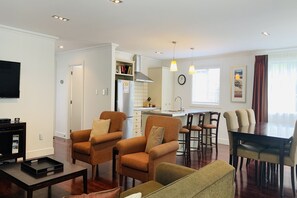 TV, fireplace, DVD player, stereo - Settlers Cottage - Russell Cottages Collection (Russell)