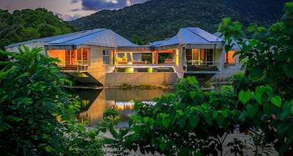 Alkira Resort House and Rainforest Retreat - private pool and beach