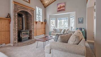 Télévision à écran plat, cheminée, baby-foot, jouets