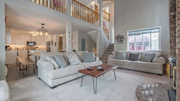 Télévision à écran plat, cheminée, baby-foot, jouets