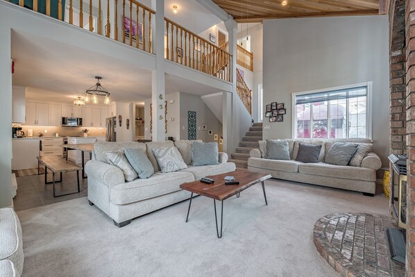 Flat-screen TV, fireplace, table football, toys - Renovated Home - Best location on Mountain - Steps from the Trails and Village! (Silver Star Mountain)