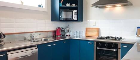 Een koelkast, een microgolfoven, een oven, een vaatwasser