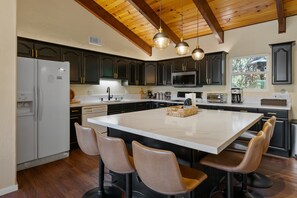 雪櫃、微波爐、焗爐、爐具