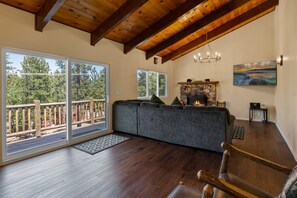 智能電視、壁爐、DVD 播放機、足球機