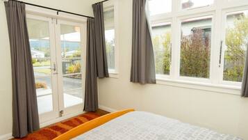 3 bedrooms, desk, iron/ironing board, free WiFi