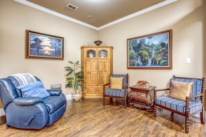 Téléviseur connecté, foyer, table de baby-foot, sélection de films